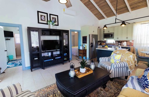 Venetian Road Settlement Apartment | Lake View Home with Pool Access and BBQ Grill