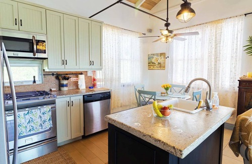 Venetian Road Settlement Apartment | Lake View Home with Pool Access and BBQ Grill