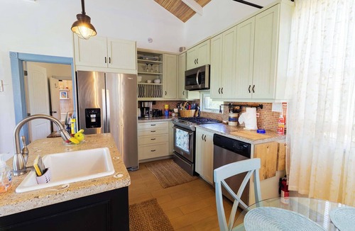 Venetian Road Settlement Apartment | Lake View Home with Pool Access and BBQ Grill