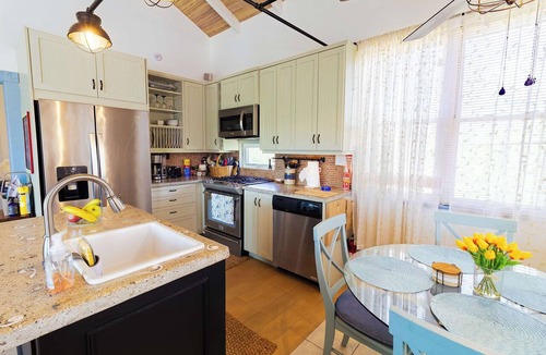 Venetian Road Settlement House | Lakeview House with Pool, BBQ, and Backyard