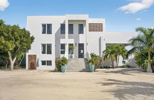 Long Bay Villa | Luxury 5 Bdr villa with private pool near Long Bay Beach