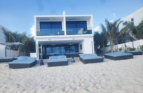 Blue Hills House | New - Aqua Blu BEACHFRONT Villa- "The Palm" Oceanfront - 4 King Bedrooms