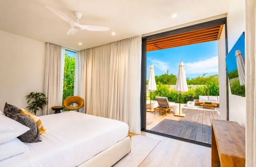 Discovery Bay House | New Luxury Villa in scenic Turtle Tail area w/Plunge Pool, Lake Views