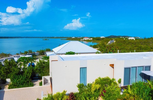Discovery Bay House | New Luxury Villa in scenic Turtle Tail area w/Plunge Pool, Lake Views