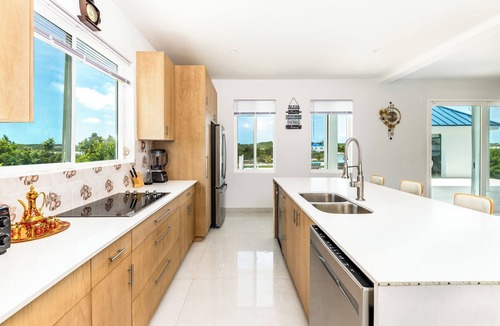 Cooper Jack Bay Settlement Villa | New & Unique Villa Blue Top! Waterfront 3 Bedrooms