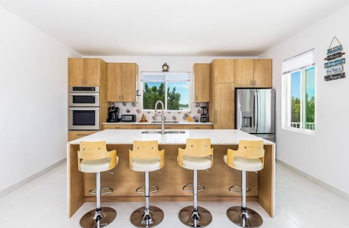Cooper Jack Bay Settlement Villa | New & Unique Villa Blue Top! Waterfront 3 Bedrooms