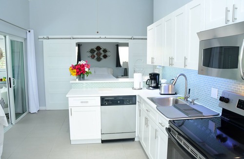 The Bight House | Private Pool House By the Beach. 3 Min Walk to Grace Bay Beach Sleeps 4
