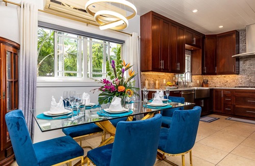 Providenciales Villa | Stunning Five Bedroom Villa in central Grace Bay!