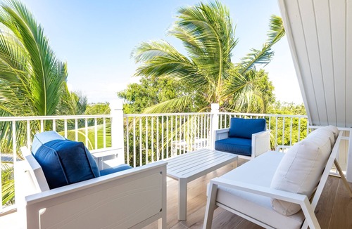 Providenciales Villa | Stunning Five Bedroom Villa in central Grace Bay!