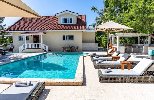 Providenciales Villa | Stunning Five Bedroom Villa in central Grace Bay!