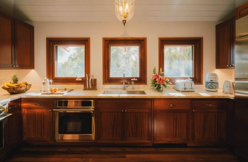 Leeward Settlement Villa | The Catch 5BR
