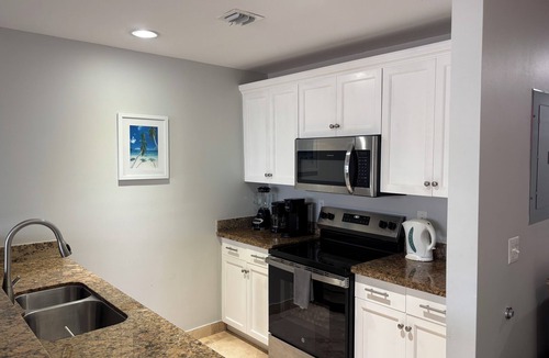 The Bight Condo | " Tradewinds" Updated Luxury Condo-Turtle Cove- 5 Minute Walk to Beach