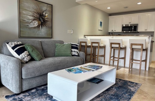 The Bight Condo | " Tradewinds" Updated Luxury Condo-Turtle Cove- 5 Minute Walk to Beach