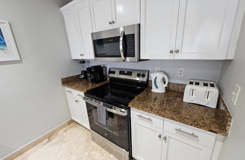 The Bight Condo | " Tradewinds" Updated Luxury Condo-Turtle Cove- 5 Minute Walk to Beach