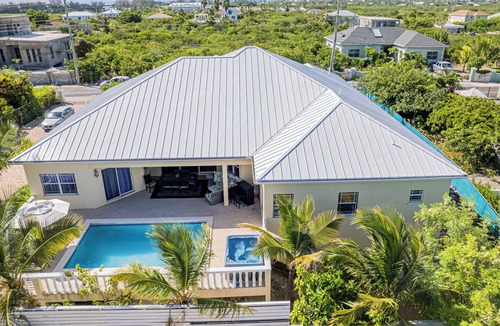 Long Bay Apartment | Tranquil 2 Bedroom Rental - 5 Mins to Beach, Private Deck, Pool & Hot Tub Access