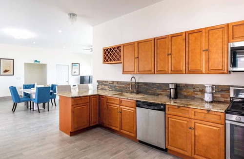 Juba Sound Apartment | Turtle Tail Home with Ocean Views & Pool Access