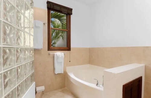 Leeward Settlement House | Walk To Beach, Grace Bay, W/Pool!(#3)