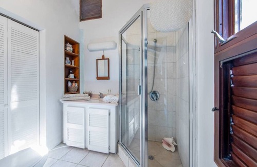 Bottle Creek House | Water's Edge Cottage