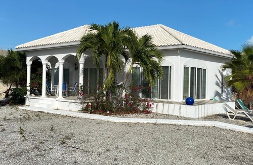 Providenciales House | Waterfront 3-bedrooms Villa in Providenciales