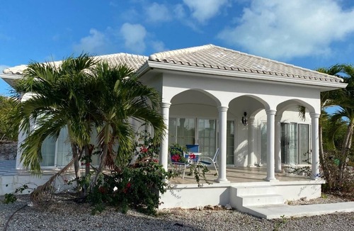 Providenciales House | Waterfront 3-bedrooms Villa in Providenciales