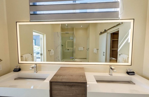 Discovery Bay Villa | Waterfront Villa: Pool, Movie Theatre & Game Room