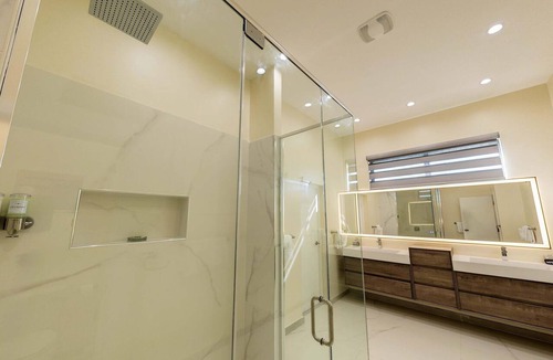 Discovery Bay Villa | Waterfront Villa: Pool, Movie Theatre & Game Room