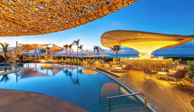 3-bedroom Deluxe Oceanfront Suite at The Palms, Free Parking & Infinity Pool in The Bight Settlement
