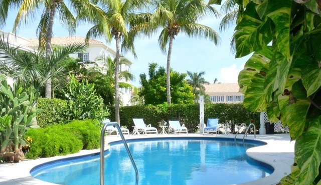 3 minutes to the beach! 1 Bedroom Condo near shopping and Dining