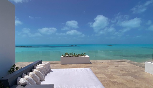 Beachfront Villa, Private Pool, Rooftop Terrace and Ocean Views