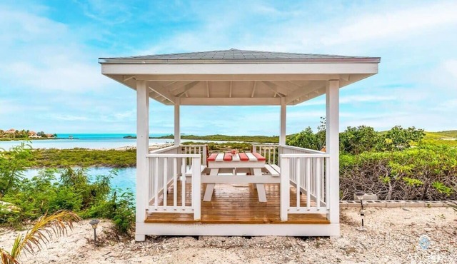 Chalk Sound Lagoon Cottage with Kayak Dock in Providenciales