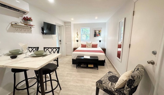 Coral Studio for 2-pool,AC,WiFi,2 min walk to Grace Bay Beach in The Bight Settlement
