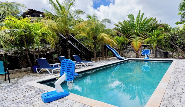 Cozy home/Pool/Volleyball court/near the beach in Providenciales