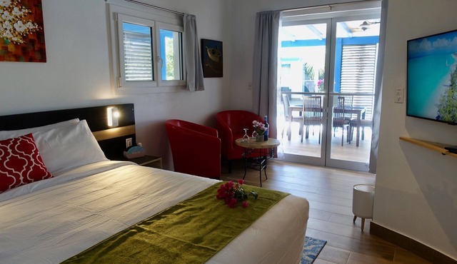 Cozy, spacious, and safe villa, a short walk to Long Bay Beach