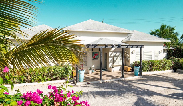Fleur de Mer Villa Gracebay (semi-detached) 2bath2bed- 2min drive from the beach in Grace Bay