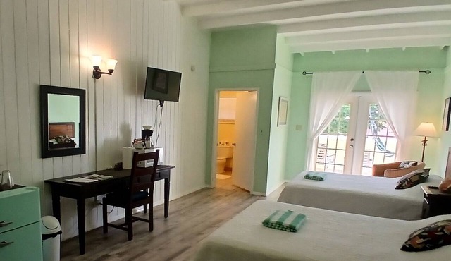 Grand Turk Vibes - Balcony double queen room with partial ocean view! in Turks Islands