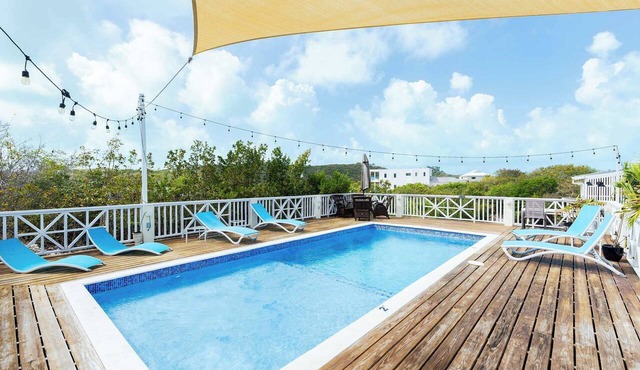 Island Studio with Pool Access, Porch & Workspace in Venetian Road Settlement