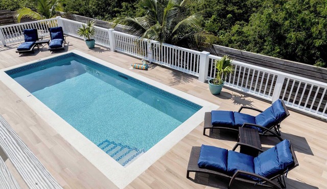 Long Bay Villa: Pool, Beach Access & Parking in Leeward Settlement