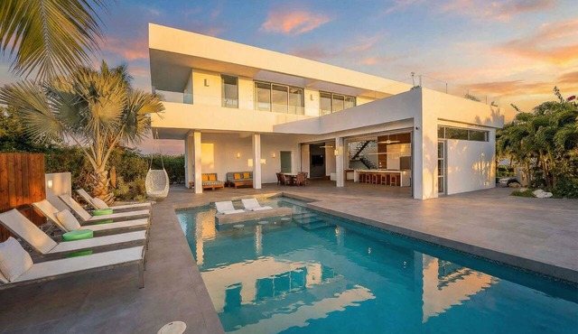Luxurious Elite Villa w/Pool and Beach Access (12) in Providenciales