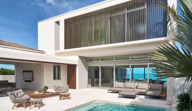 Oceanfront Luxury Villa | Infinity Pool w/Slide in Venetian Road Settlement