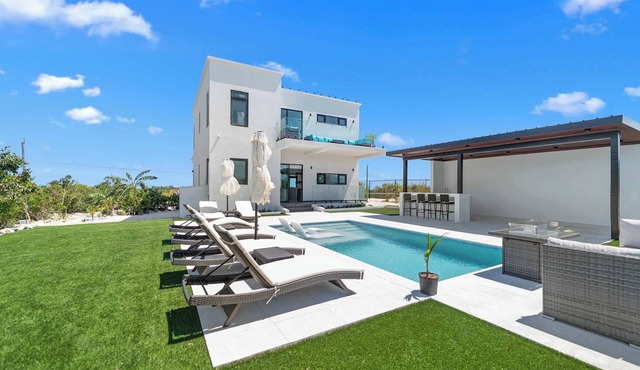 Pet-Friendly Villa, Pool, Fire Pit, BBQ & Patios