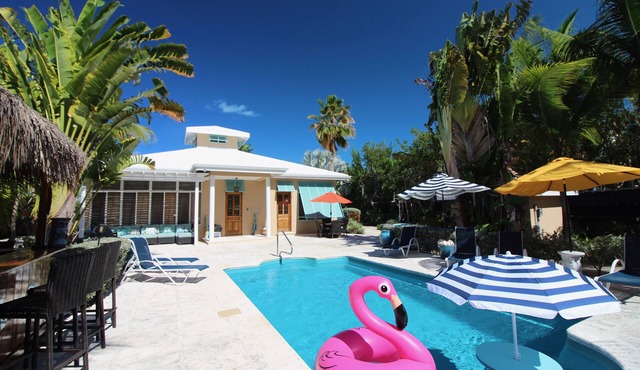 Private Pool and Fun Tiki Bar/4 Min Walk to Beach/Sleeps 6 in Providenciales