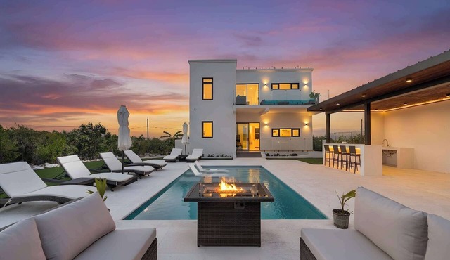 Private Pool, Fire Pit & BBQ Near Grace Bay in Long Bay Hills