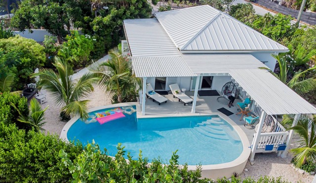 Private Pool House By the Beach. 3 Min Walk to Grace Bay Beach Sleeps 4