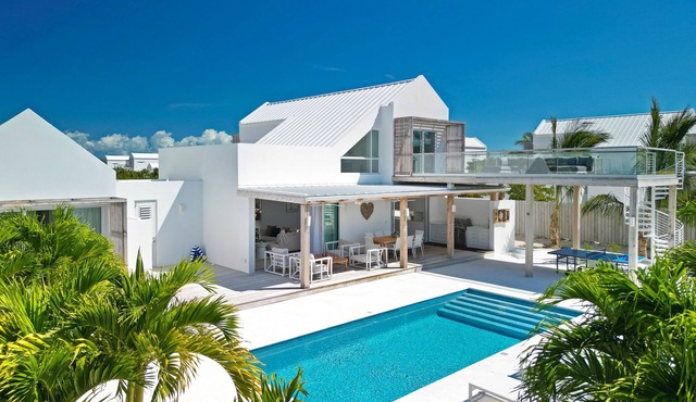 Sea La Vie: NEW Villa w/Pool, Walk to the Beach in Leeward Settlements