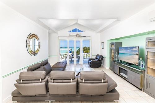 Secluded Escape, Ocean Views, Plunge Pool and Hot Tub, Overlooking Scenic Turquoise Waters in Providenciales