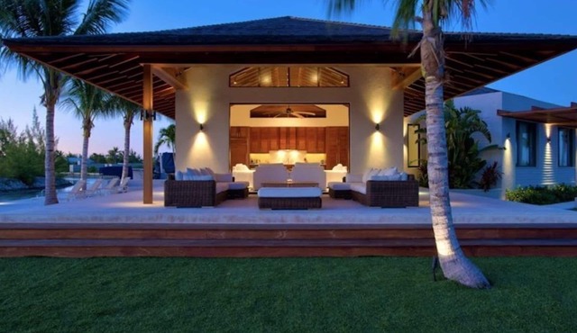 Villa - Canal Front - Large Sun Deck- Outdoor Lounge/Covered Veranda in Providenciales
