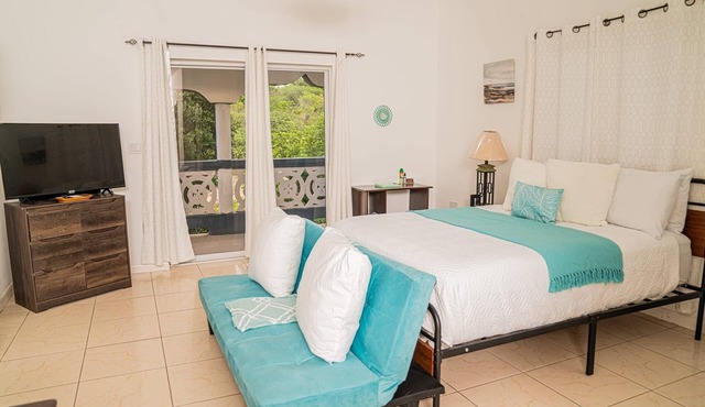 Villa Serenity, Water View Suite, Sleeps 3 w/Pool in Providenciales