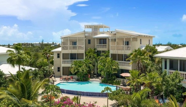 Walk 2 Beach, Grace Bay, Pool Great Reviews (#2,3) in Leeward Settlement