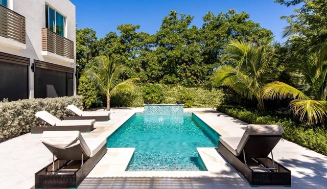 Walk To Beach & Shops! Beautiful Patio/Pool-CV41-1 in Leeward Settlement