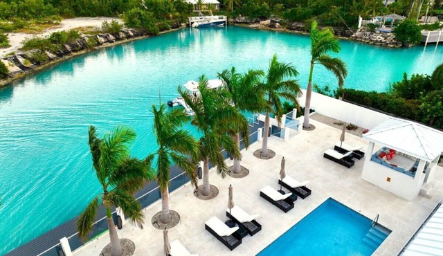 Waterfront Luxury Villa with Pool, Dock, Kayaks in Leeward Settlement